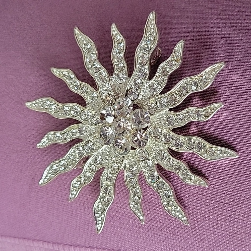 Sparkly sunburst brooch